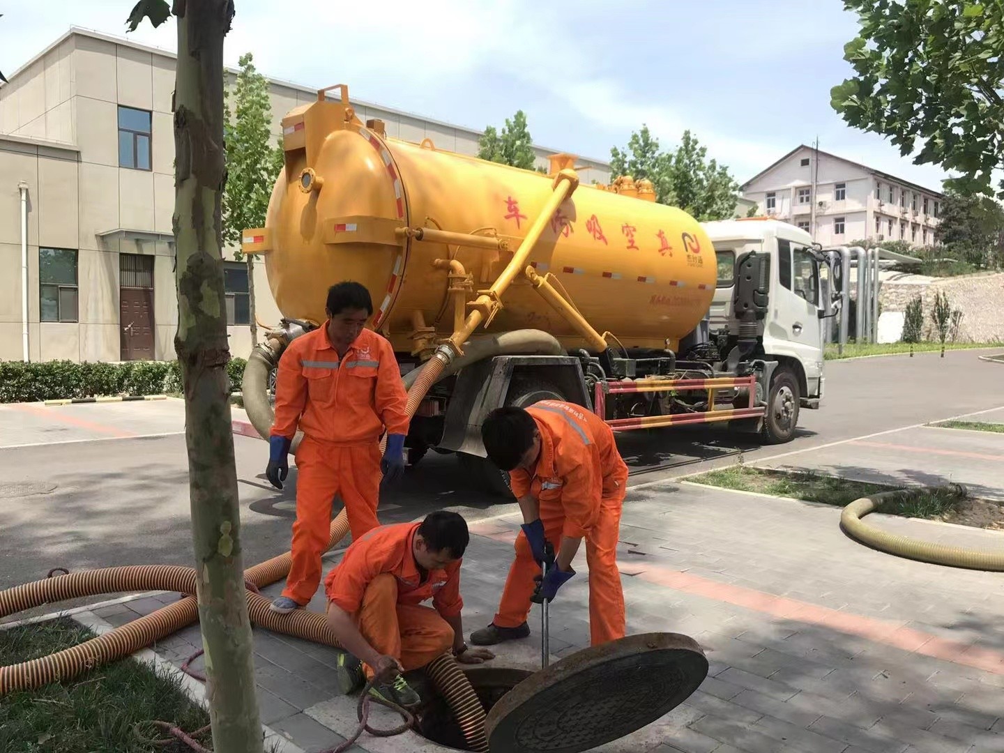 扶风管道疏通车停在窨井附近