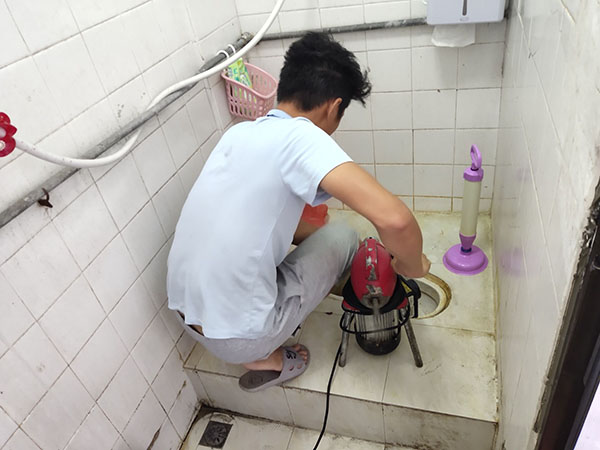 扶风管道堵塞冒臭气 专业师傅现场解决问题